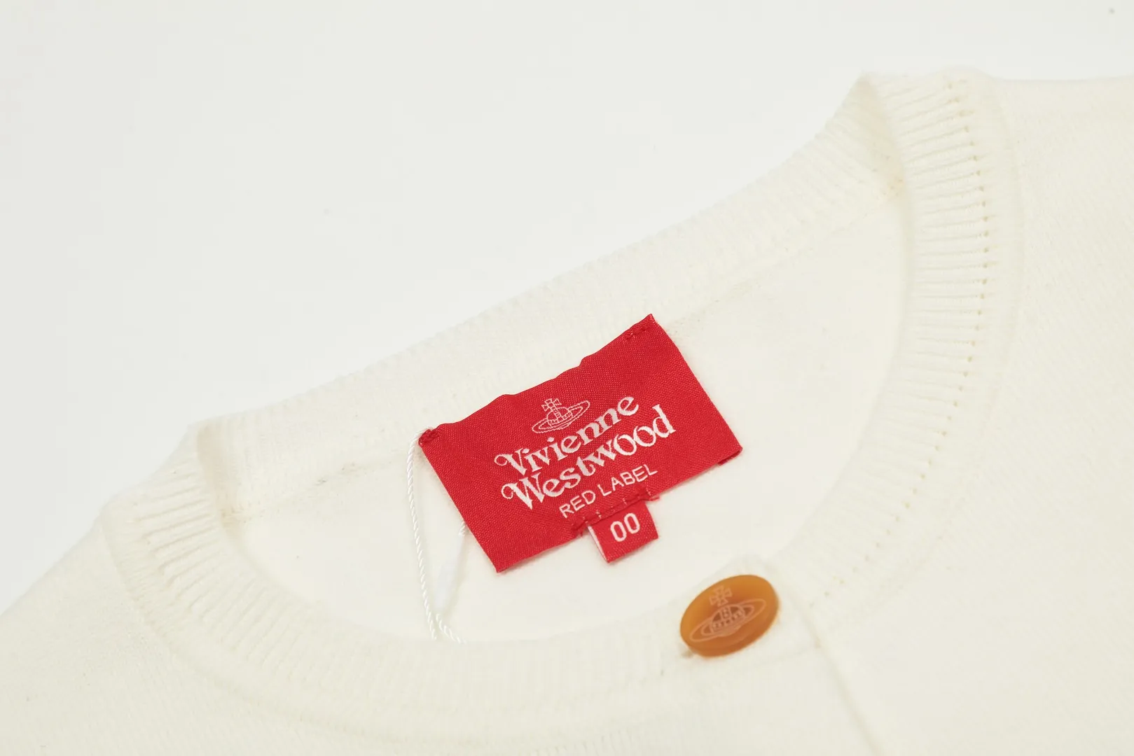 VIVI115 # vivienne west wood Vivienne classic knitted sweater wool cardigan 2024 autumn latest style Exclusive and highest quality on the entire network Order with confidence - 🧩 15% merino cotton wool 85% wool blend 🧩Correct Italian 🇮🇹100% wool washed wheat logo 🧩Original purchase, real mold opening 🧩Original purchase records and comparison pictures can be provided. Place your order with confidence. 🧩Instant sale of all Taobao 300+ versions. The purchasing quality is excellent. It is definitely not a copywriter party. It is a real good product. The real product far exceeds the budget. Size: S -M- L. Color: black, white, light green, purple, apricot.